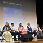 　５日、韓国・陜川で開かれた反核集会に参加した吉崎幸恵さん（左端）ら（共同）