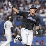 　２回、ソフトバンク・前田悠（奥）から先制の３ランを放ったロッテ・山口＝ＺＯＺＯマリン