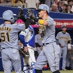　８回、３ランを放ち中野（左）とタッチを交わす阪神・佐藤輝＝バンテリンドーム