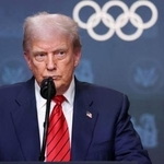 　ロサンゼルス五輪に向けた大統領令に署名し、報道対応するトランプ大統領＝５日、ワシントン（ロイター＝共同）