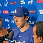 　取材に応じるドジャース・佐々木＝ロサンゼルス（共同）