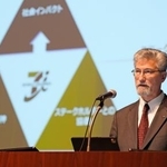　記者会見するセブン＆アイ・ホールディングスのスティーブン・ヘイズ・デイカス社長＝６日午前、東京都千代田区