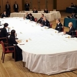 　石破首相（左列中央）と面会する被爆者団体の代表ら＝６日午前、広島市中区