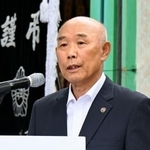 　６日、韓国・陜川で開かれた原爆犠牲者の慰霊式で発言する韓国原爆被害者協会の李圭烈会長（共同）