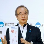 　新潟県庁で記者会見する花角英世知事＝６日午前