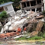 　山崩れが起きた中国広東省広州市白雲区の損壊した家屋＝６日（中国中央テレビ電子版から、共同）