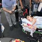 　障害のある子ども向けのゲーム体験会で、テレビゲームを楽しむ参加者＝６日午後、東京都品川区