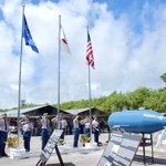 　米自治領・北マリアナ諸島テニアン島で開かれた終戦８０年の記念式典。広島に投下された原爆の模型も展示されていた＝６日（共同）