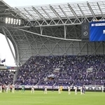 　「原爆の日」を迎え、試合前に黙とうするＪ１広島と清水の選手ら＝６日、エディオンピースウイング広島