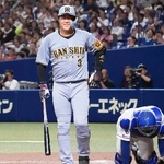 　１０回阪神１死満塁、決勝点となる押し出し死球を受けた大山＝バンテリンドーム