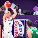 　シリア戦でプレーする日本の吉井＝ジッダ（（Ｃ）ＦＩＢＡ・共同）