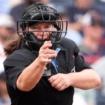 　去年３月のメジャーのオープン戦で球審を務めるジェン・パウォルさん＝フロリダ州ウェストパームビーチ（ＡＰ＝共同）