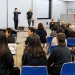 　東京デフリンピックに向けた「協働通訳」の研修会＝６月、東京都内