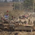 　６日、イスラエル南部のガザ地区との境界付近に展開するイスラエル兵士（ＡＰ＝共同）