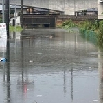 　大雨で冠水した金沢市内の道路＝７日午前９時４５分