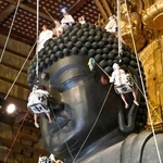 　奈良・東大寺で行われた、大仏のほこりを隅々まで払う夏の恒例行事「お身拭い」＝７日午前