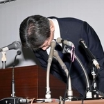 　大川原化工機を巡る冤罪事件で、記者会見で謝罪する迫田裕治警視総監＝７日午前、警視庁