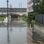 　大雨で冠水した金沢市内の道路＝７日午前９時４５分
