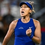 　女子シングルス準決勝でクララ・タウソンからポイントを奪いガッツポーズの大坂なおみ＝６日、モントリオール（ゲッティ＝共同）