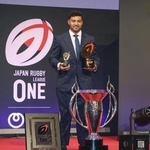　ラグビーのリーグワンの年間表彰式で、ＭＶＰに選ばれたＢＬ東京のモウンガ＝６月、東京都内