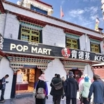 　「八角街」のファストフード店＝６月、中国・チベット自治区ラサ（共同）