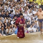 　大相撲夏巡業で大の里（右）と対戦する豊昇龍＝７日、茨城県古河市