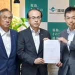 　浅尾環境相に要望書を手渡す福島県大熊町の吉田淳町長（中央）と双葉町の伊沢史朗町長（左）＝７日午後、環境省
