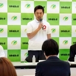 　日本維新の会の会合であいさつする吉村代表（中央）＝７日午後、大阪市中央区