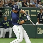 　８回ヤクルト無死、オスナが左越えに勝ち越しソロを放つ＝東京ドーム