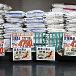 　４月、埼玉県越谷市のスーパーの店頭に並んだコメ