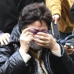 　２０２３年１１月、ソウル高裁で勝訴判決が出た直後、法廷の外で涙を拭う原告の韓国人元慰安婦の女性（共同）