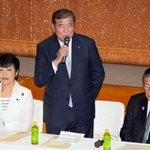 　両院議員総会で発言する自民党総裁の石破首相。右は森山幹事長＝８日午後、東京・永田町の党本部