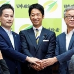 　日本維新の会の両院議員総会で国会議員団代表に選出された藤田前幹事長（中央）。左は斉木武志衆院議員。右は松沢成文参院議員＝８日午後、国会