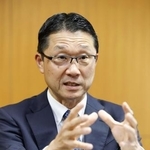 　インタビューに答える金融庁の伊藤豊長官