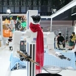 　麺をゆでる人型ロボット＝８日、北京（共同）