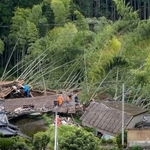 　大雨で斜面が崩れ、民家が倒壊した鹿児島県姶良市の現場＝８日午後４時２８分