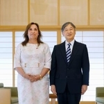 　ペルーのボルアルテ大統領との会見に臨まれる天皇陛下＝８日午後、皇居・御所