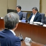　全国原子力発電所所在市町村協議会と意見交換する武藤経産相（右端）＝８日午前、東京都千代田区