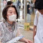 　署名を呼びかける平野フミ子さん（左）＝８日午後、熊本市