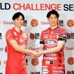 　記者会見で写真に納まるバレーボールのペルージャ・石川祐希（右）とサントリー・高橋藍＝８日、東京都内