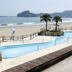 　南海トラフ地震臨時情報を受け、閉鎖された宮崎県日南市の海水浴場＝２０２４年８月