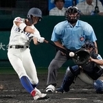 　高知中央-綾羽　タイブレークの１０回表綾羽無死一、二塁、北川が右中間に勝ち越しの２点三塁打を放つ。捕手延川＝甲子園