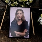 　ロシアの拘置所で監禁中に死亡したウクライナの女性記者、ビクトリア・ロシチナさんの遺影＝８日、キーウ（共同）