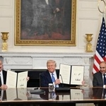 　８日、米ホワイトハウスで共同宣言に署名したアゼルバイジャンのアリエフ大統領（左）とアルメニアのパシニャン首相（右）、中央は仲介したトランプ米大統領（アゼルバイジャン大統領府提供、ゲッティ＝共同）