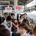 　お盆の帰省ラッシュが本格的に始まり、混雑するＪＲ東京駅の新幹線ホーム＝９日午前