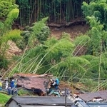 　倒壊した民家で続く捜索活動＝９日午前、鹿児島県姶良市