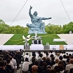 　原爆投下から８０年となり、長崎市の平和公園で営まれた「長崎原爆犠牲者慰霊平和祈念式典」＝９日午前（代表撮影）
