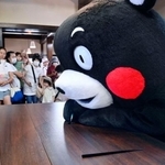 　輪島塗の体験施設で箸を制作する「くまモン」＝９日午前、石川県輪島市