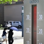 　気温「４０度」付近を示すＪＲ帯広駅前の温度計。北海道は大陸から暖気が流れ込み気温が上昇した＝７月２４日
