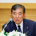 　長崎市で記者会見する石破首相＝９日午後